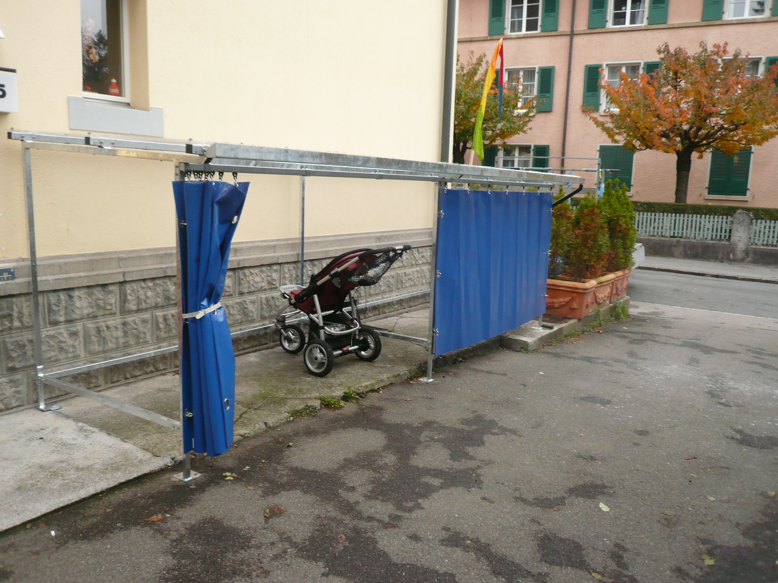 Minivit mit Blache. Kinderwagenunterstand